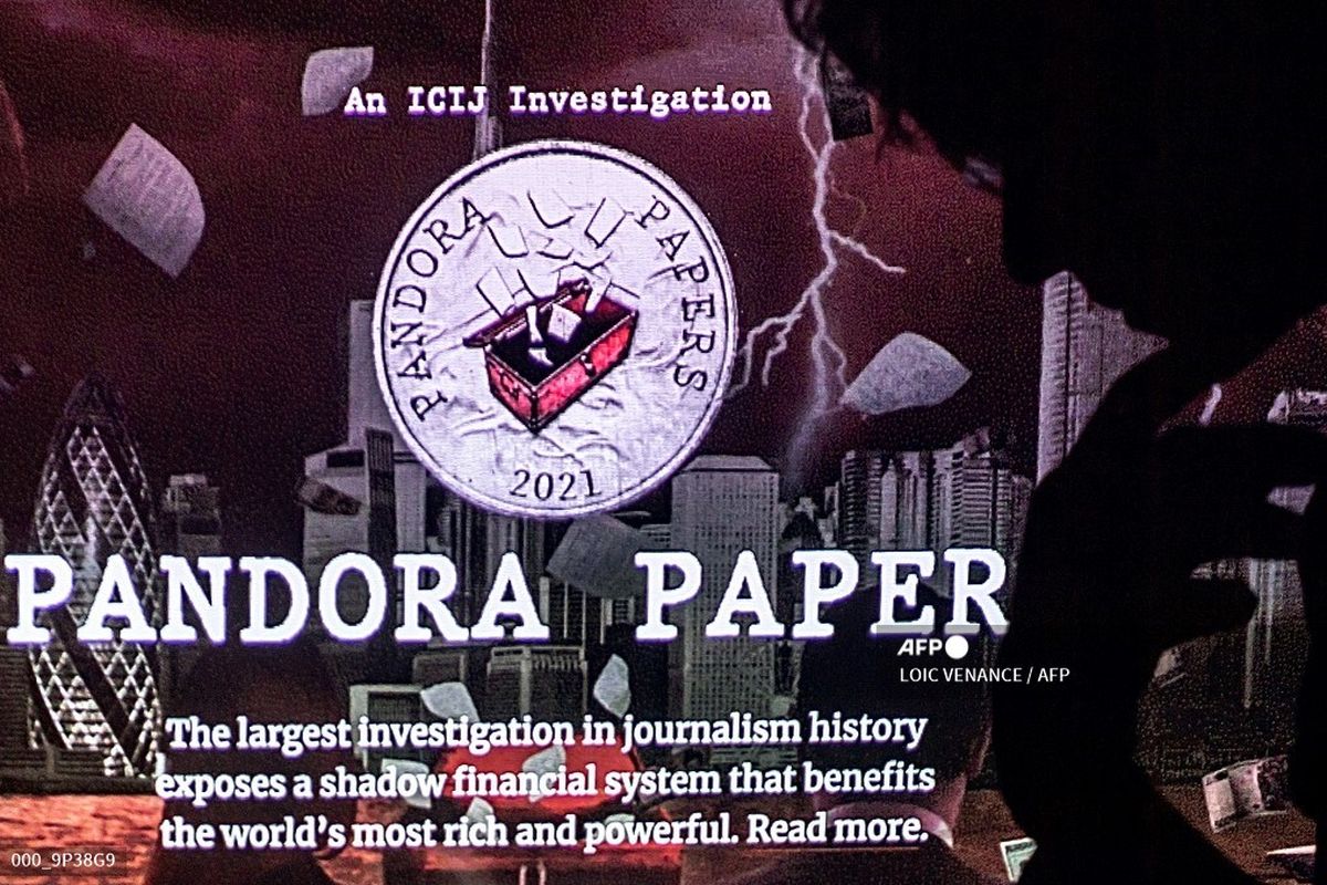 Foto ilustrasi menunjukkan seorang bayangan perempuan bersanding denganlogo Pandora Papers, di Lavau-sur-Loire, barat Perancis, pada 4 Oktober 2021. Konsorsium jurnalis investigasi dunia melaporkan Pandora Papers, berisi 12 juta dokumen yang mengungkap kekayaan maupun kesepakatan tersembunyi para pemimpin hingga miliuner dunia.