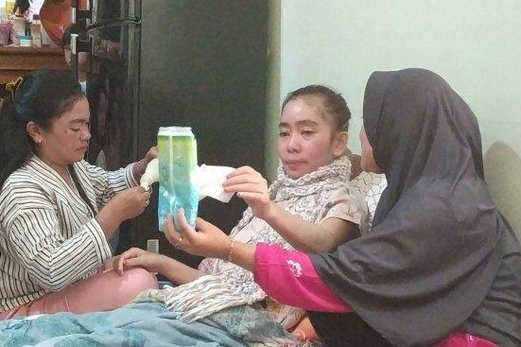 Seorang guru di SMAN 1 Cisolok bernama Susan Antela (31) mengalami kebutaan seusai divaksin Covid-19.



