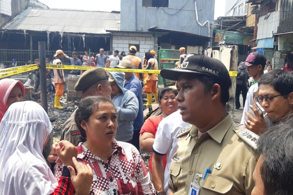 Camat Kembangan, Agus Ramdani sedang meninjau lokasi kebakaran di Jalan Terate, Rt 09/ Rw 04 Kembangan Utara, Jakarta Barag, Senin (23/9/2019)