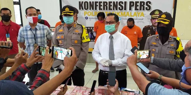 Satreskrim Polres Tasikmalaya berhasil menangkap empat tersangka asal Jakarta, Tanggerang dan Cianjur pembawa 29.600 lembar uang palsu pecahan Rp 100.000 saat akan dibawa ke wilayah Singaparna, Kabupaten Tasikmalaya, Rabu (13/5/2020).