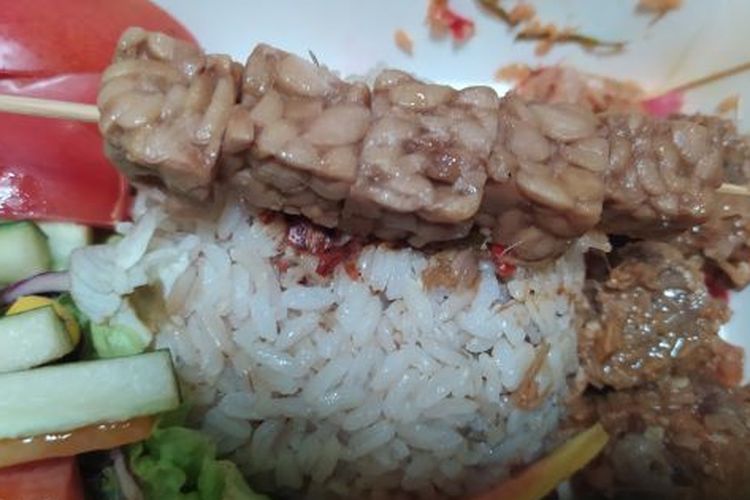 Sate tempe untuk makanan vegetarian. Tempe sebagai bahan dasar edukasi pemanfaatan protein pada tempe bagi yang minim gizi.
