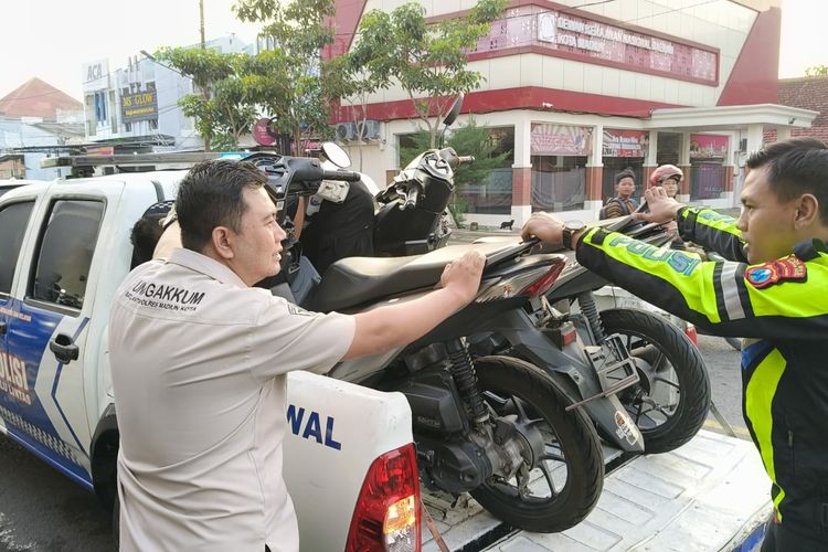 Truk Tabrak 3 Motor di Lampu Merah Simpang Lima Madiun, 1 Korban Tewas
