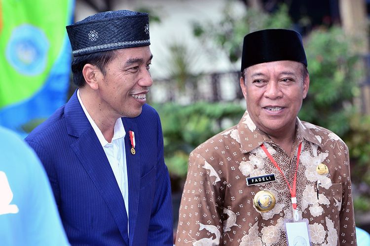 Presiden Joko Widodo (kiri) saat bersama Bupati Lamongan Fadeli, di sela kunjungan kerja di Lamongan, Kamis (8/3/2018).