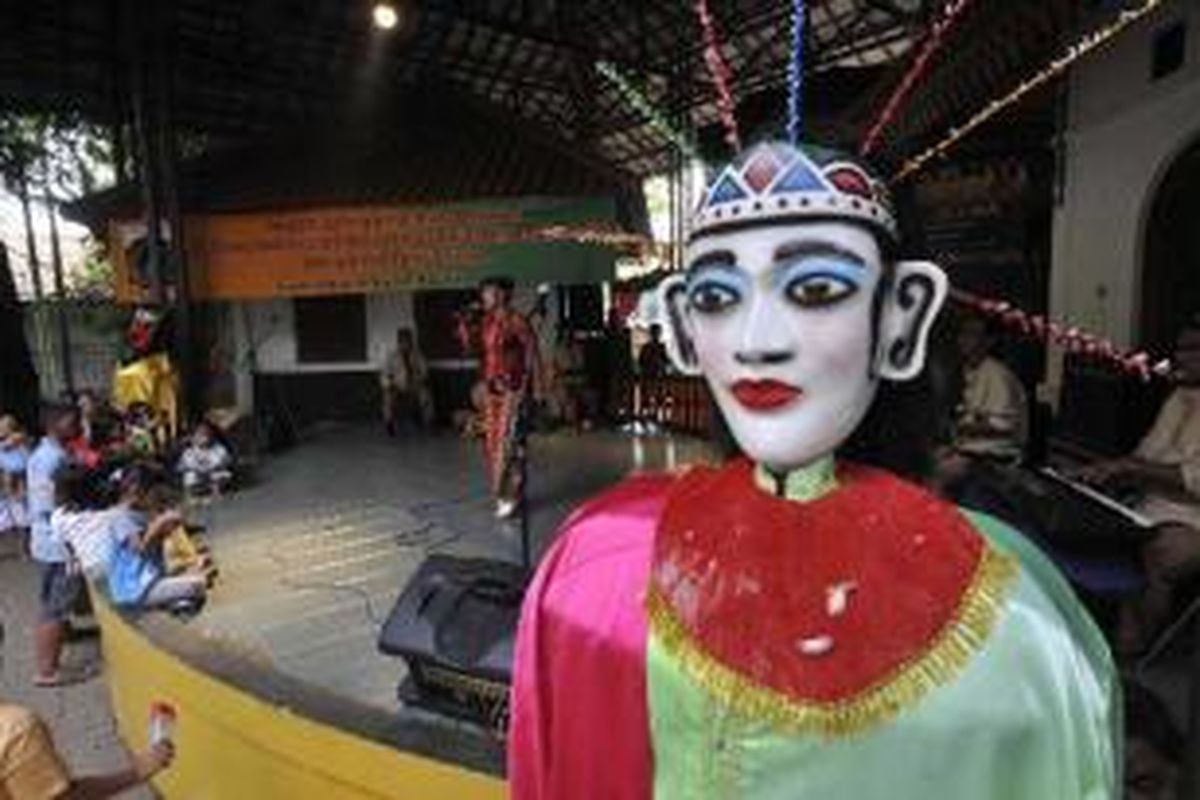 Pengunjung melihat pentas lenong yang dimainkan kelompok seni Bina Irama di kawasan wisata Perkampungan Budaya Betawi Setu Babakan, Jagakarsa, Jakarta Selatan, Minggu (13/5/2012). 