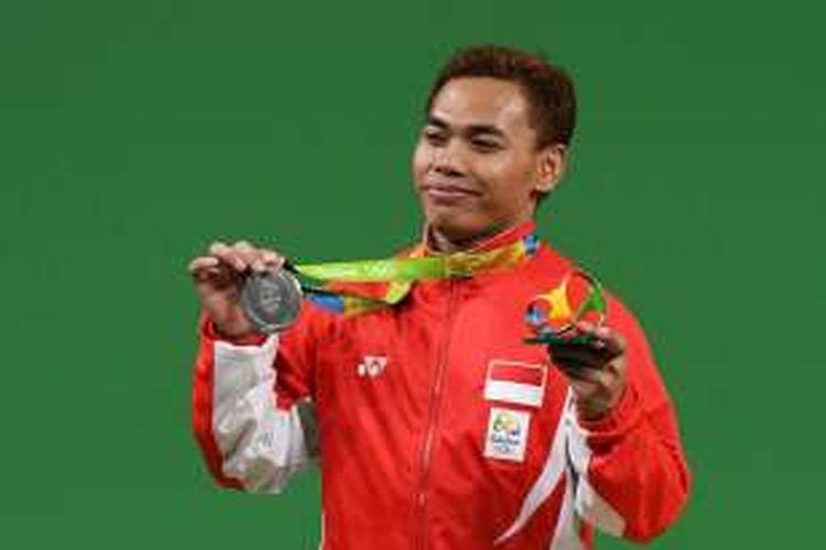 Lifter Indonesia Eko Yuli Irawan menunjukkan medali perak Olimpiade 2016, Rio de Janeiro, Senin (8/8/2016).