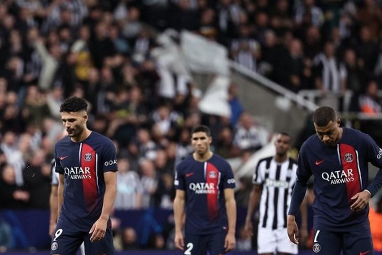 Reaksi pemain PSG, Ousmane Dembele, Goncalo Ramos, Kylian Mbappe setelah matchday kedua fase grup Liga Champions 2023-2024 yang mempertemukan Newcastle vs PSG di Stadion St James' Park pada 4 Oktober 2023. Terkini, Rio Ferdinand mengungkapkan alasan PSG dipermalukan Newcastle United. (Foto oleh FRANCK FIFE / AFP) 