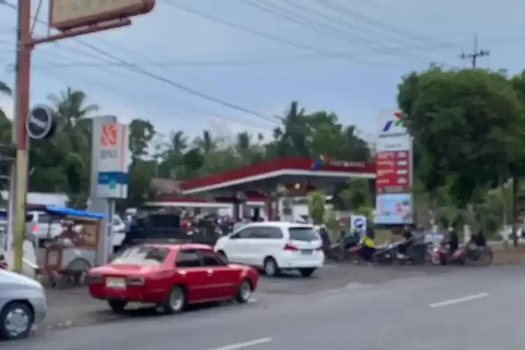 Pertalite Langka di Bondowoso, Antrean Meluber ke Jalan, Harga Eceran Tembus Rp 20.000 per Liter