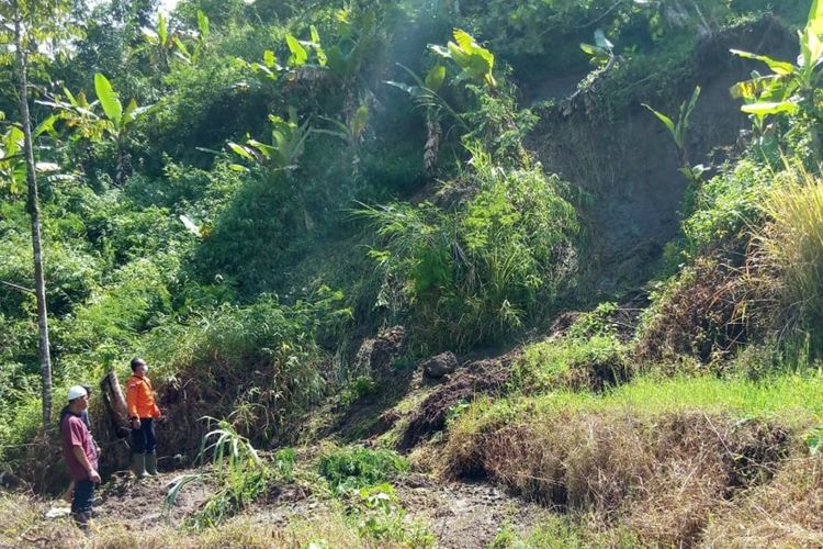 Petugas Penanggulangan Bencana Kecamatan (P2BK) bersama warga mengecek lokasi longsor di Desa/Kecamatan Jampangtengah, Sukabumi, Jawa Barat, Kamis (10/12/2020).