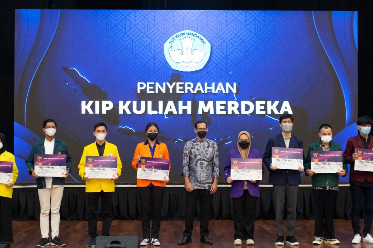 Nadiem Salurkan KIP Kuliah Merdeka 2021, 200.000 Mahasiswa Terima Beasiswa