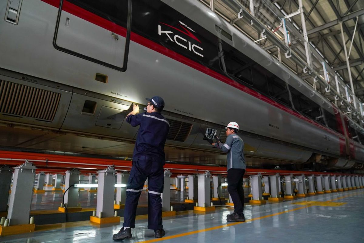 KAI Group menugaskan 196 pegawai untuk memperkuat pengelolaan Whoosh yang dioperasikan oleh PT Kereta Cepat Indonesia China (KCIC).