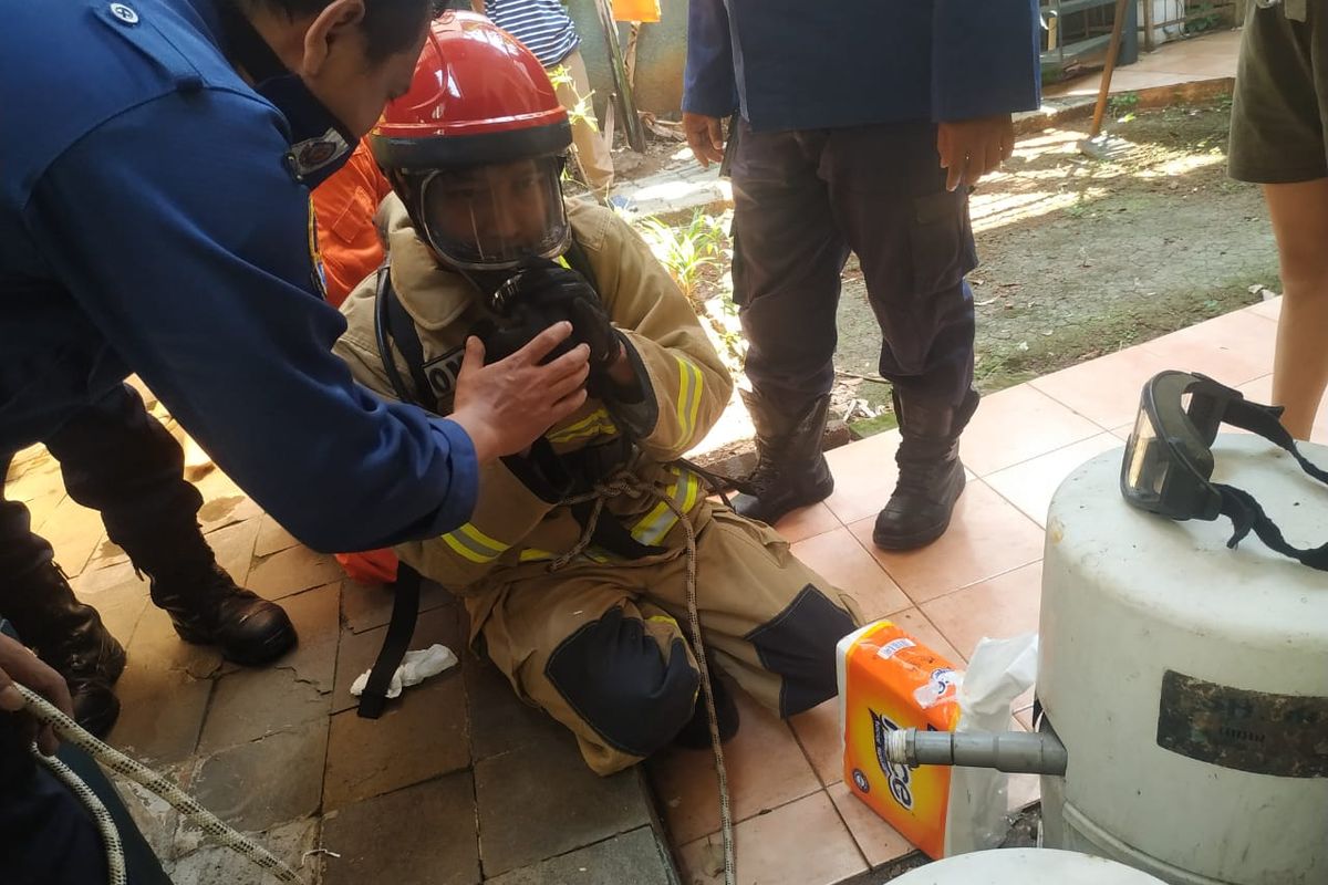 Pandu Wirastomo (24), anggota Suku Dinas Penanggulangan Kebakaran dan Penyelamatan (Sudin Gulkarmat) Jakarta Selatan Sektor V Cilandak memakai Alat Pengaman Dasar (APD) sempat kesulitan bergerak saat menyelamatkan seekor kucing kampung di dalam sumur sedalam 8 meter. 