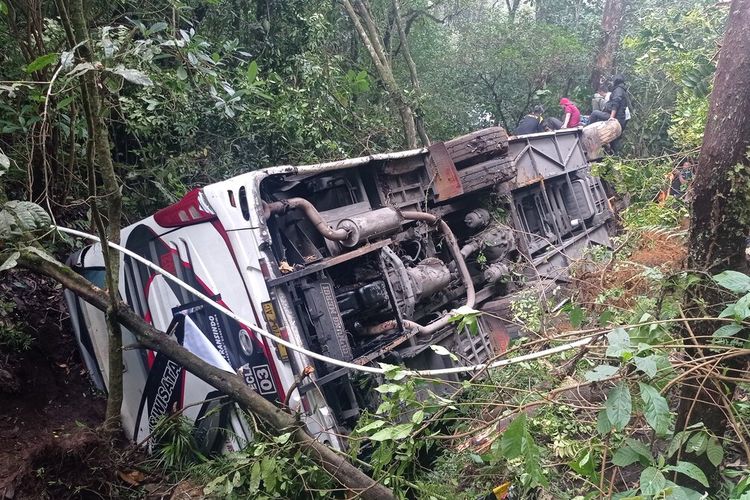 Kecelakaan bus wisata masuk jurang sedalam 30 meter di Kabupaten Magetan, Jawa Timur, tercatat sebagai kecelakaan paling banyak merenggut korban jiwa. Dengan 7 penumpang tewas dan 31 penumpang lainnya mengalami luka luka merupakan korban terbanyak dalam kecelakaan di tahun 2022. *** Local Caption *** Kecelakaan bus wisata masuk jurang sedalam 30 meter di Kabupaten Magetan, Jawa Timur, tercatat sebagai kecelakaan paling banyak merenggut korban jiwa. Dengan 7 penumpang tewas dan 31 penumpang lainnya mengalami luka luka merupakan korban terbanyak dalam kecelakaan di tahun 2022.