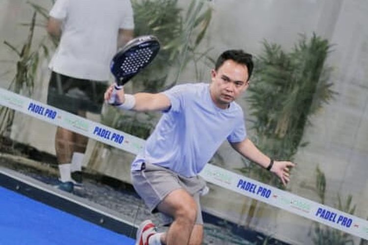 Pelatih Padel dari Padel Pro Merlano Skiva Sumual saat sedang bermain padel.