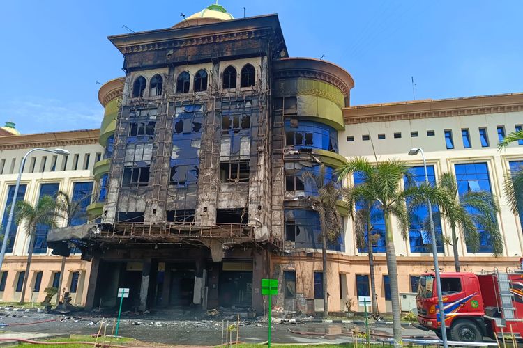 Penampakan Hotel di Asrama Haji Medan yang terbakar, Rabu (30/7/2025)