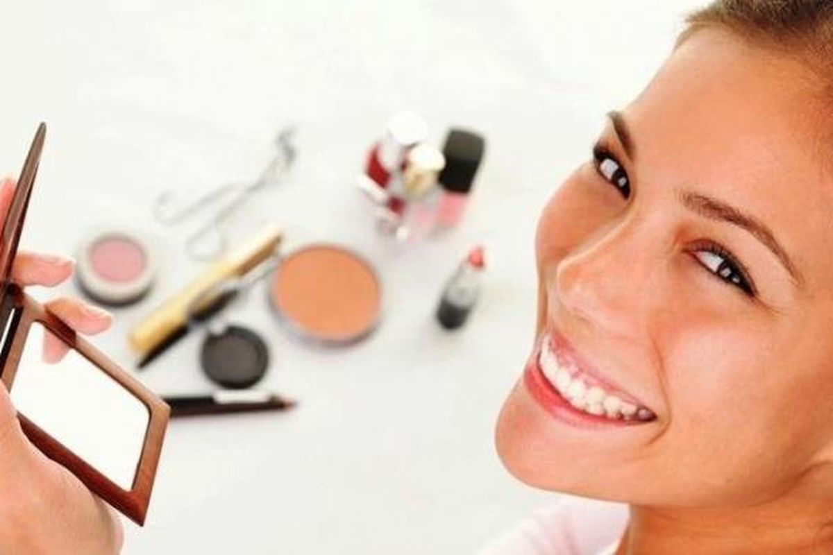 Perempuan bekerja memerlukan make up dasar seperti, bedak, lipstik, blush on.  