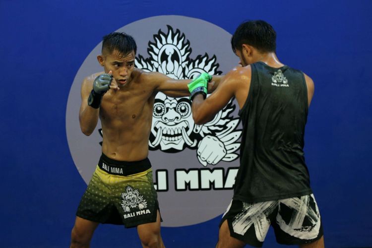 Petarung kelas terbang seni bela diri campuran atau mixed martial arts (MMA) ONE Championship asal Indonesia, Stefer Rahardian (kiri), berlatih di sasana Bali MMA, Bali, Kamis (11/1/2018). Ia akan bertarung menghadapi lawannya Muhammad The Spider Imran asal Gujar Khan, Pakistan, yang digelar oleh ONE Championship di Jakarta Convention Center (JCC) pada Sabtu (20/1/2018) mendatang.