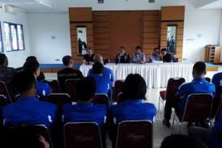 Manager Persib Bandung Umuh Muchtar saat memberikan penjelasan kepada para pemain Persib disela acara penandatanganan kontrak pemain di Graha Persib, Jalan Sulanjana, Jum'at (4/3/2016)