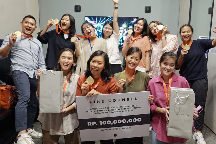 Greysia Polii (tengah) melalui brand miliknya, Fine Counsel, memberikan bonus kepada tim putri Indonesia yang menjuarai Kejuaraan Beregu Asia 2022.