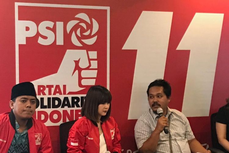 Topan Pratama menemui Ketua Umum Partai Solidaritas Indonesia (PSI) Grace Natalie untuk meminta maaf karena telah menyebarkan hoaks berupa foto syur Grace, di kantor DPP PSI, Jakarta Pusat, Senin (19/11/2018). 