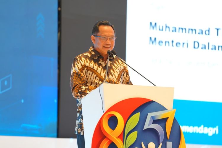 Mendagri Tito saat memberikan materi pada Rapat Pimpinan Nasional (Rapimnas) Kadin Indonesia 2025 di The Park Hyatt Hotel, Jakarta, Senin (1/12/2025).