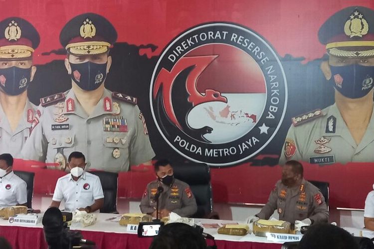 Kapolda Metro Jaya, Irjen Pol Fadil Imran menyampaikan pengungkapan kasus peredaran narkoba sebanyak 1,730 ton ganja di Polda Metro Jaya, Senin (18/10/2021). 
