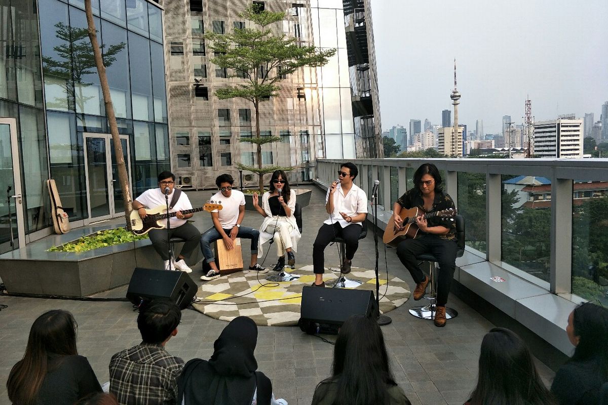 Band indie Reality Club tampil di acara Rooftop Gigs di Menara ι, Palmerah Selatan, Jakarta Pusat, Kamis (5/12/2019).