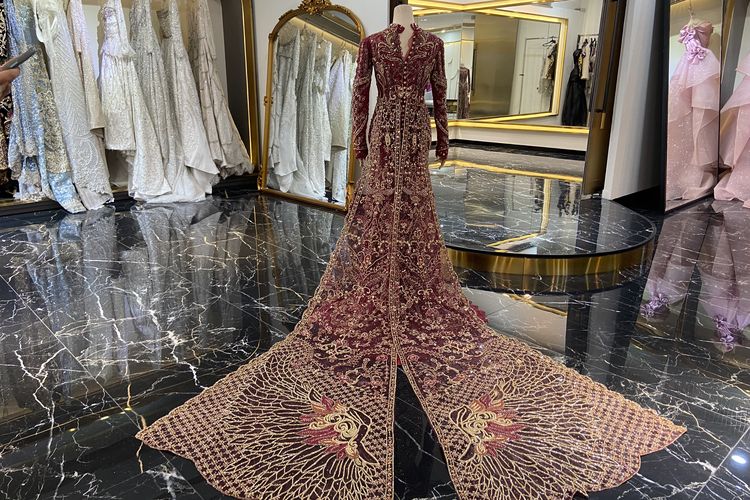 Motif Garuda pada bagian ekor gaun Sendy Aulia, istri pemain Timnas Rizky Ridho, Senin (23/6/2025).