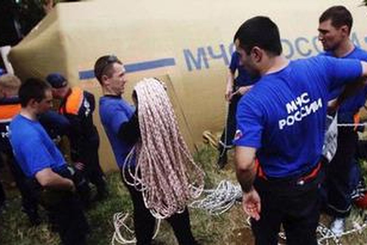 Persiapan Pendakian Tim SAR Rusia - Tim SAR dari Rusia lakukan persiapan pendakian di posko Cijeruk, Bogor, Jawa Barat, untuk membantu penanganan evakuasi korban jatuhnya pesawat Sukhoi Superjet 100 di Gunung Salak, Minggu (13/5/2012).  