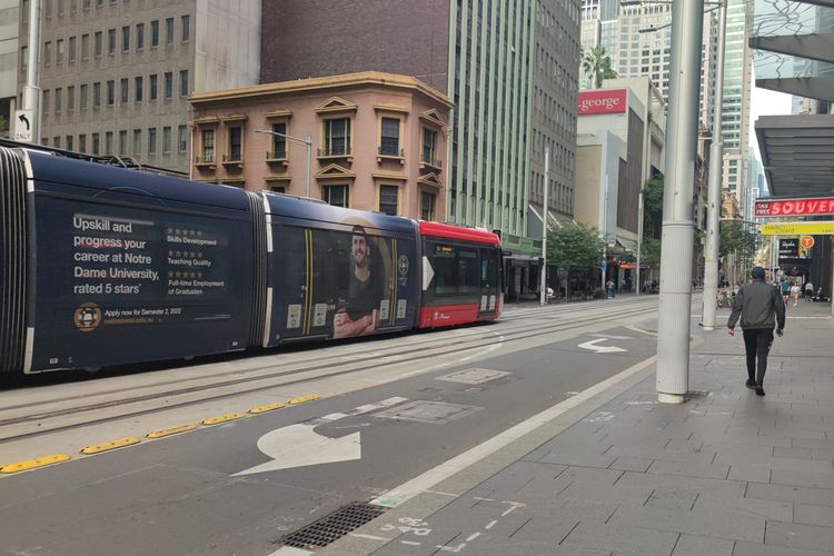 Tram, salah satu sarana transportasi umum di kota Sydney, Australia.