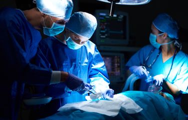 Operasi transplantasi jantung menggunakan robot pertama di dunia.