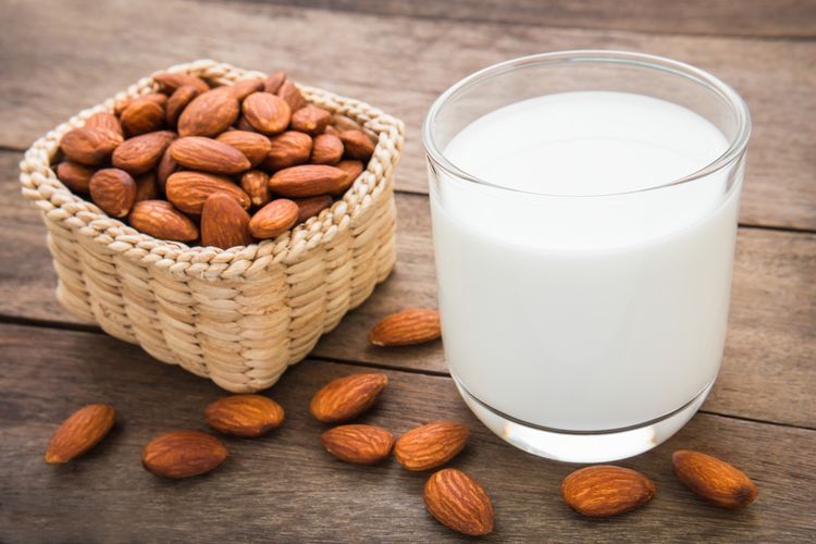 Susu almond memang terasa nikmat dan menyehatkan. Namun, susu almond dalam kemasan mungkin mengandung pemanis buatan dalam jumlah tinggi.