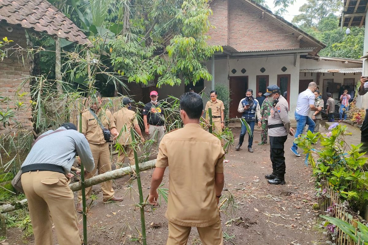 Calon kepala desa di Jember memblokir jalan warga karena kalah dalam Pilkades pada 25 November 2021 lalu