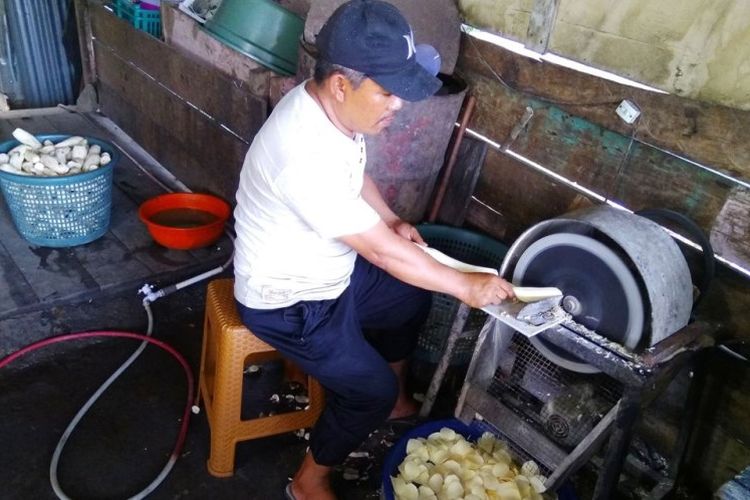 Pedagang sedang memotong keripik ubi di Desa Suka Damai, Kecamatan Lembah Seulawah, Kabupaten Aceh Besar, Senin (30/10/2017).