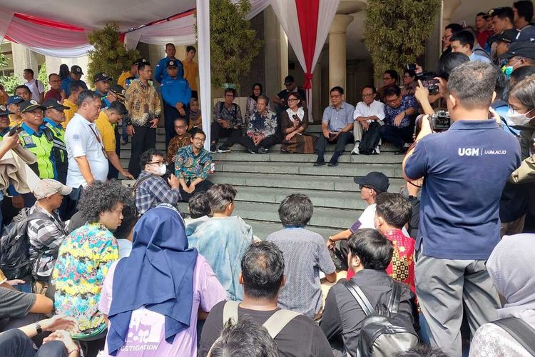 Rektor Universitas Gadjah Mada (UGM) Prof Ova Emilia saat bertemu dan berdialog dengan sejumlah mahasiswa yang mengelar aksi bermalam di halaman Balairung, Jumat (31/5/2024).