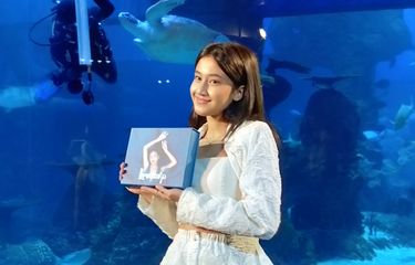 Penyanyi Keisya Levronka memegang album perdananya, Levronka saat konferensi pers di Jakarta Aquarium, Jakarta Barat, Kamis (11/5/2023).