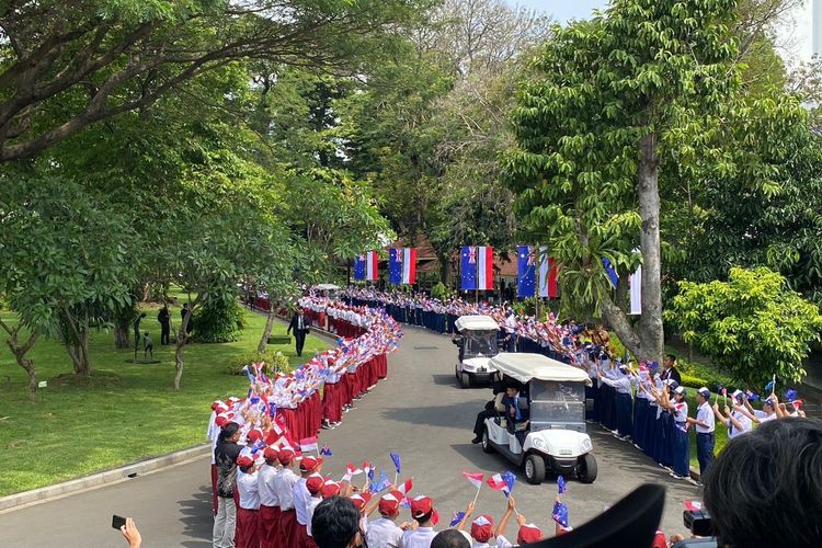 Momen Prabowo Sopiri PM Albanese dan Tukar Jersey Saat Santap Siang Bersama