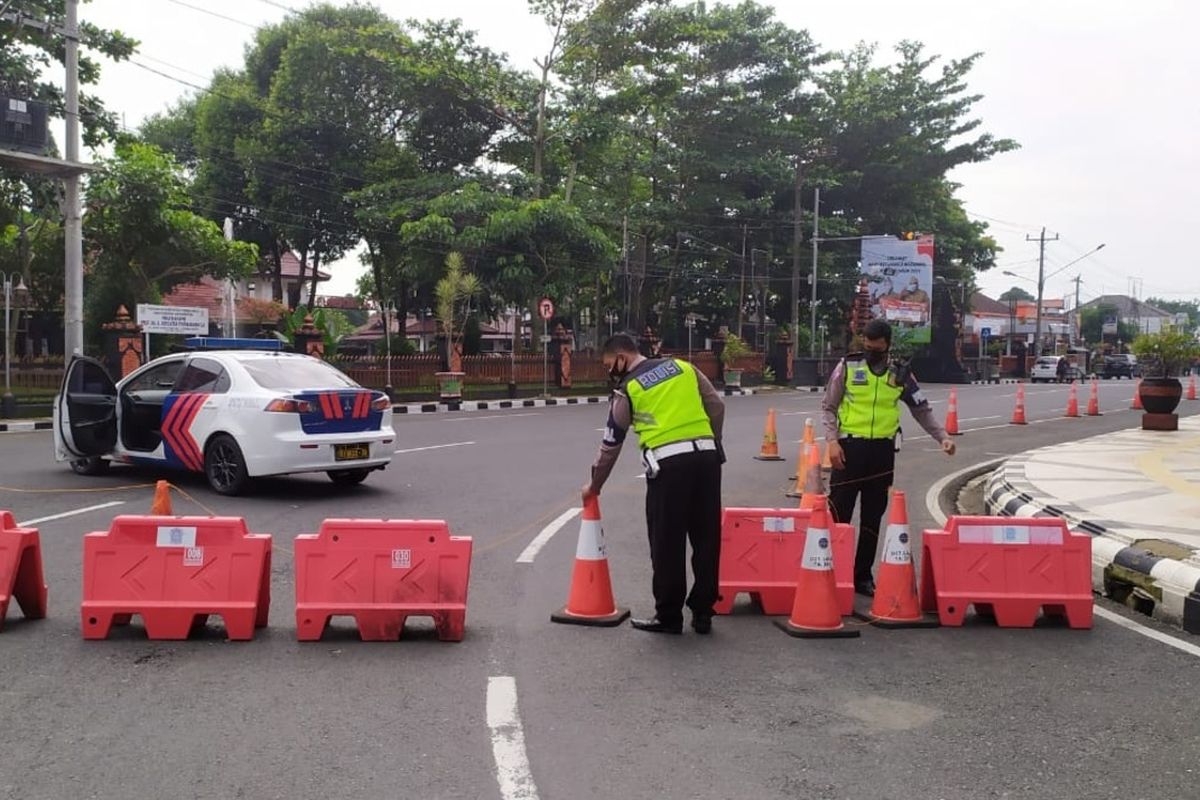 Petugas Kepolisian melakukan penutupan jalan di sekitar Alun-alun Purbalingga, Jumat (9/7/2021).