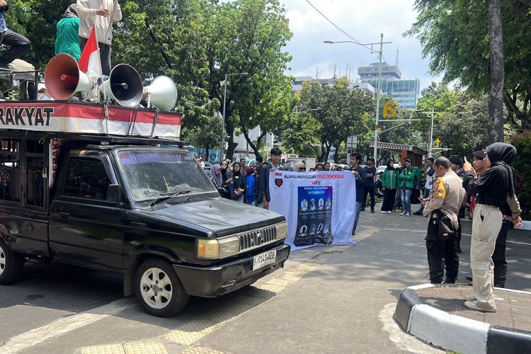 Massa yang tergabung dalam Aliansi Mahasiswa Peduli Demokrasi (AMPSI) menggelar unjuk rasa di depan Kantor DPRD DKI Jakarta, Rabu (4/9/2025).