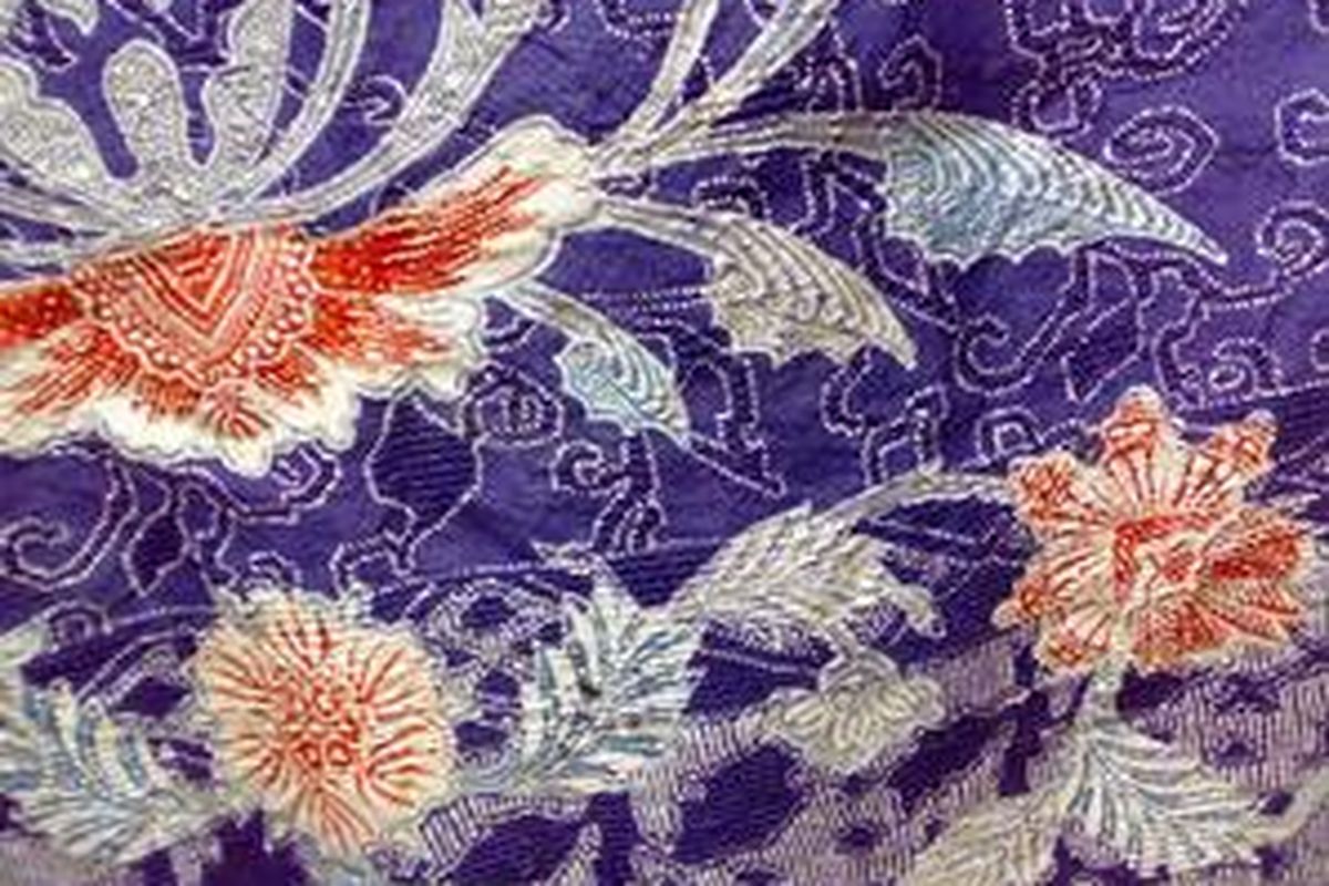 Salah satu koleksi Batik Cahyo, yang dibuat dari bahan sutera crinkle. Perhatikan cecekannya yang begitu halus.