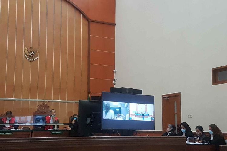 Sidang perkara pembunuhan berencana dan pengeroyokan yang menjerat John Kei dan kawan-kawan kembali digelar Selasa (18/5/2021) di Pengadilan Negeri Jakarta Barat.