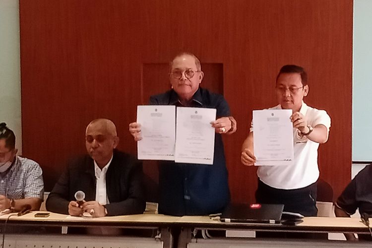 Komite Disiplin atau Komdis PSSI memberikan keterangan di salah satu hotel, Kota Malang pada Selasa (4/10/2022).