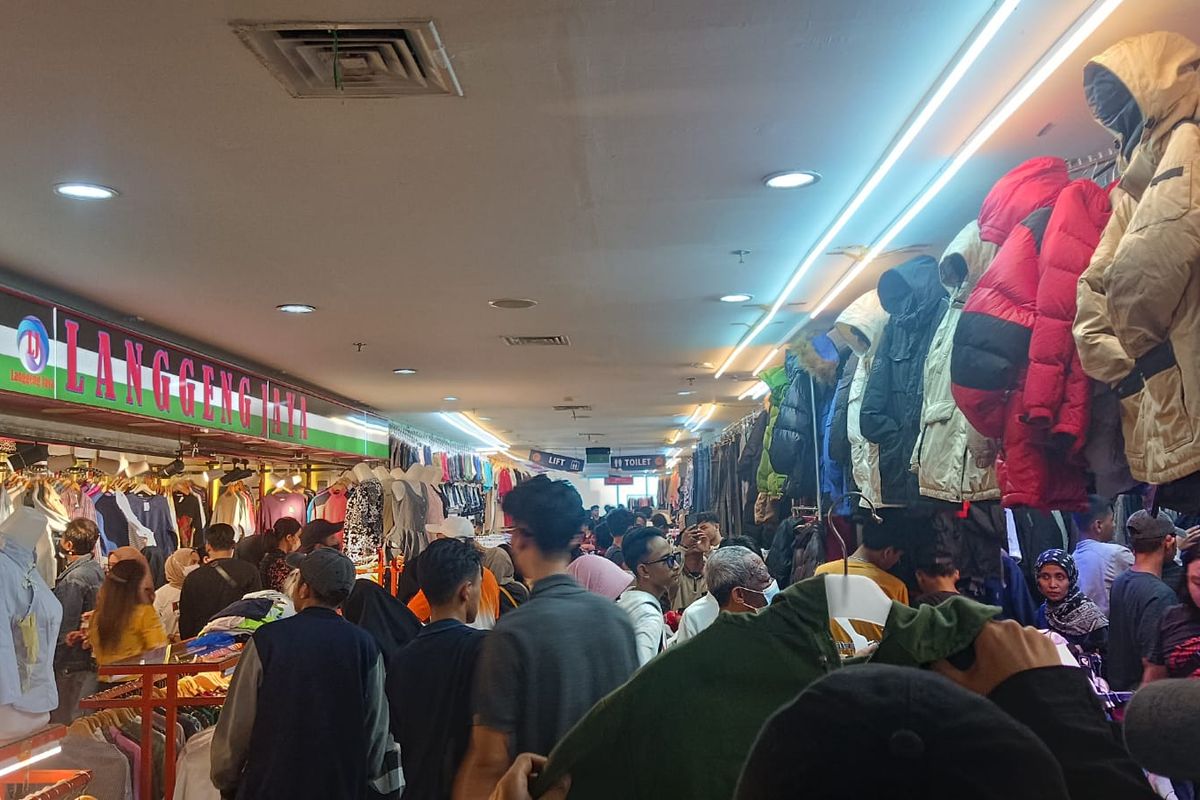 Suasana Pedagang Baju Bekas di Pasar Senen, Jakarta Pusat yang ramai dikunjungi pembeli pada Hari Ke-28 Ramadhan, Rabu (19/4/2023).