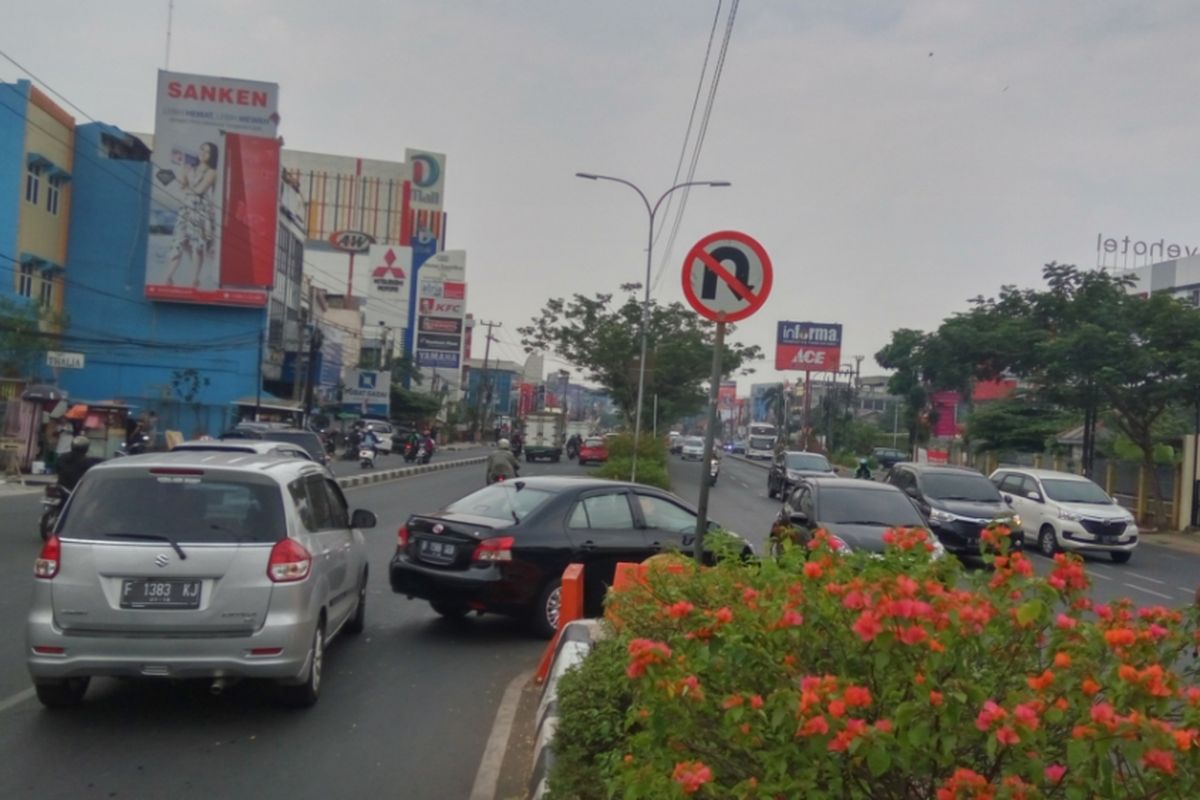 Sejumlah kendaraan yang kedapatan berputar balik di putaran balik (u-turn) Jalan Margonda tepatnya di depan Klinik LBC, Senin (25/9/2017) siang. Padahal rambu lalu lintas yang terpasang sudah jelas larangan berputar balik di lokasi tersebut.