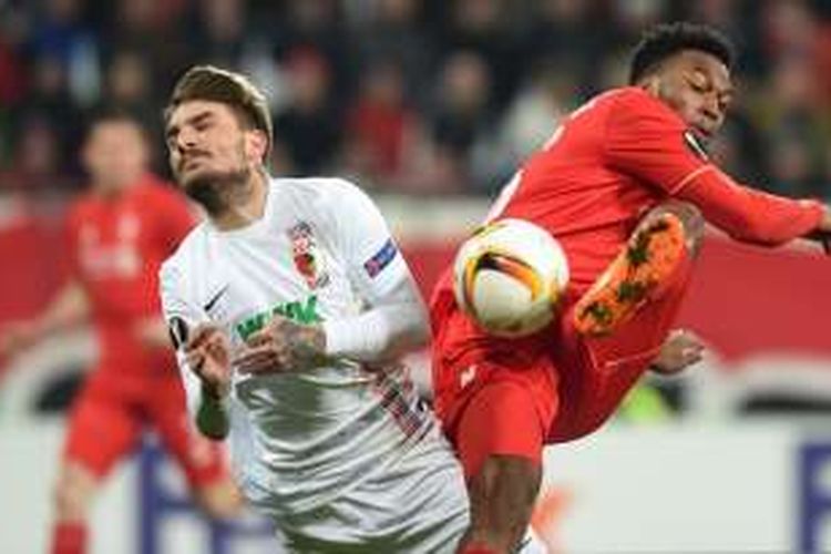 Pemain belakang Augsburg, Konstantinos Stafylidis (kiri), dan striker Liverpool, Daniel Sturridge, berduel saat kedua tim bertemu pada leg pertama babak 16 besar Liga Europa, Kamis (18/2/2016).