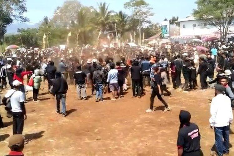 Karnaval peringatan HUT RI di Kabupaten Garut, Jawa Barat diwarnai dengan perkelahian antar warga, insiden itu terjadi di dua lokasi di Kecamatan Cibatu, Rabu (16/8/2023).