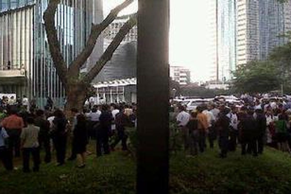 Ledakan keras yang mengejutkan sekitar pukul 13.15 di The Energy Building, Jalan Jenderal Sudirman, Jakarta, Kamis (20/5/2010), diduga berasal dari tabung gas di Restoran Marleys di lantai 2 gedung itu.