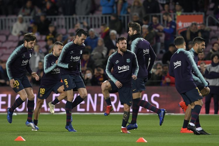Lionel Messi melakukan pemanasan antara lain bersama pemain-pemain yang menjadi wakil kapten Barcelona: Sergio Busquets, Gerard Pique, dan Sergi Roberto. 