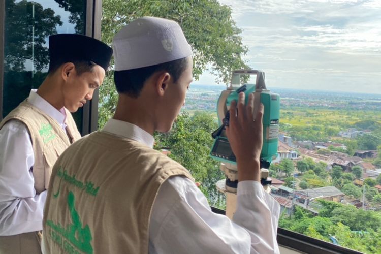 Pemantauan hilal di Bukit Condrodipo, Gresik, Sabtu (29/3/2025).