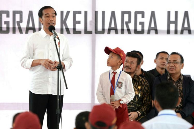 Presiden Jokowi menunjuk seorang murid SD naik ke atas panggung dan membacakan Pancasila saat melakukan kunjungan kerja di Lapangan Syekh Yusuf, Kabupaten Gowa, Sulsel, Kamis (15/2/2018).