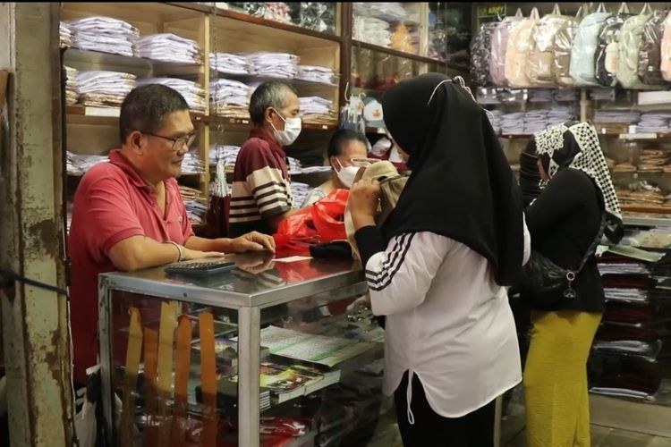 Jelang Tahun Ajaran Baru, Orangtua Ramai Berburu Perlengkapan Sekolah di Pasar Jatinegara